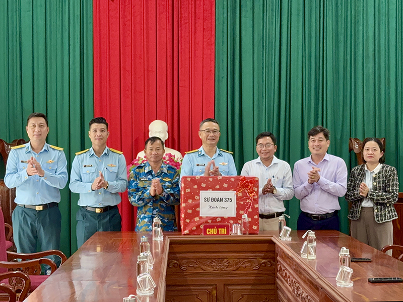 Ấm tình quân dân giữa mưa rét Sơn Hòa