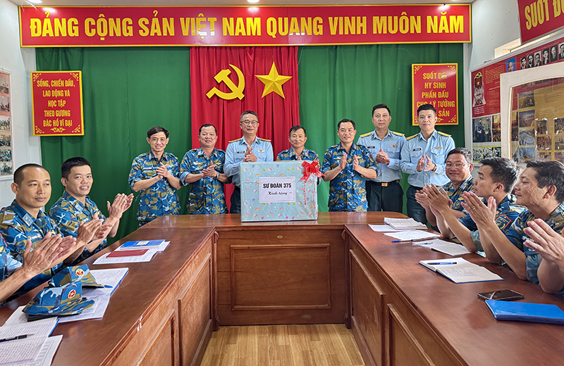 Ấm tình quân dân giữa mưa rét Sơn Hòa