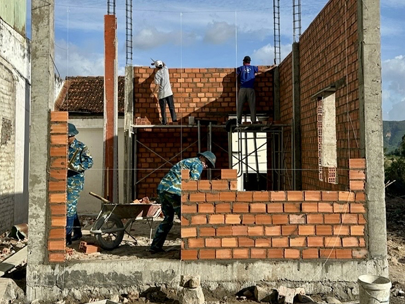 Ấm tình quân dân giữa mưa rét Sơn Hòa