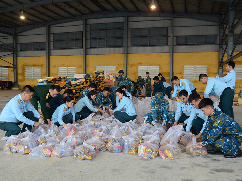 Trực thăng của Trung đoàn Không quân 930 sẵn sàng cất cánh bay cứu hộ, cứu nạn các tỉnh Nam Trung Bộ