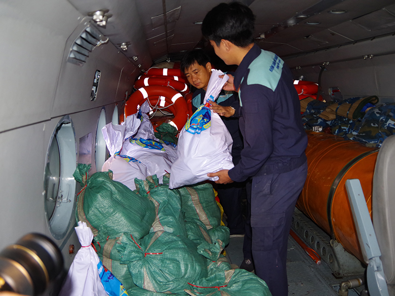 Trực thăng của Trung đoàn Không quân 930 sẵn sàng cất cánh bay cứu hộ, cứu nạn các tỉnh Nam Trung Bộ