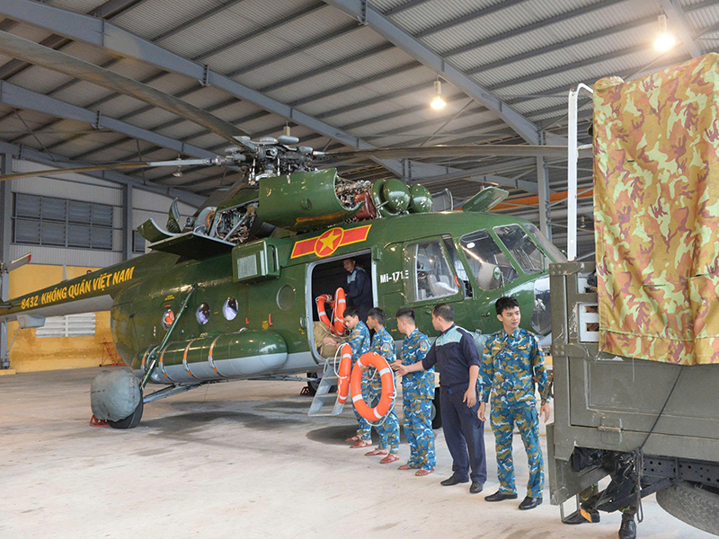 Trực thăng của Trung đoàn Không quân 930 sẵn sàng cất cánh bay cứu hộ, cứu nạn các tỉnh Nam Trung Bộ