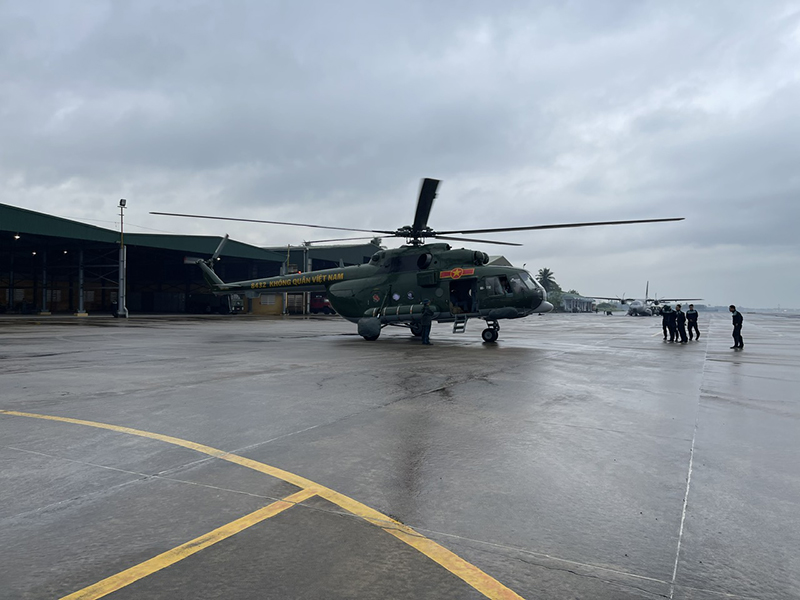 Trực thăng của Trung đoàn Không quân 930 sẵn sàng cất cánh bay cứu hộ, cứu nạn các tỉnh Nam Trung Bộ