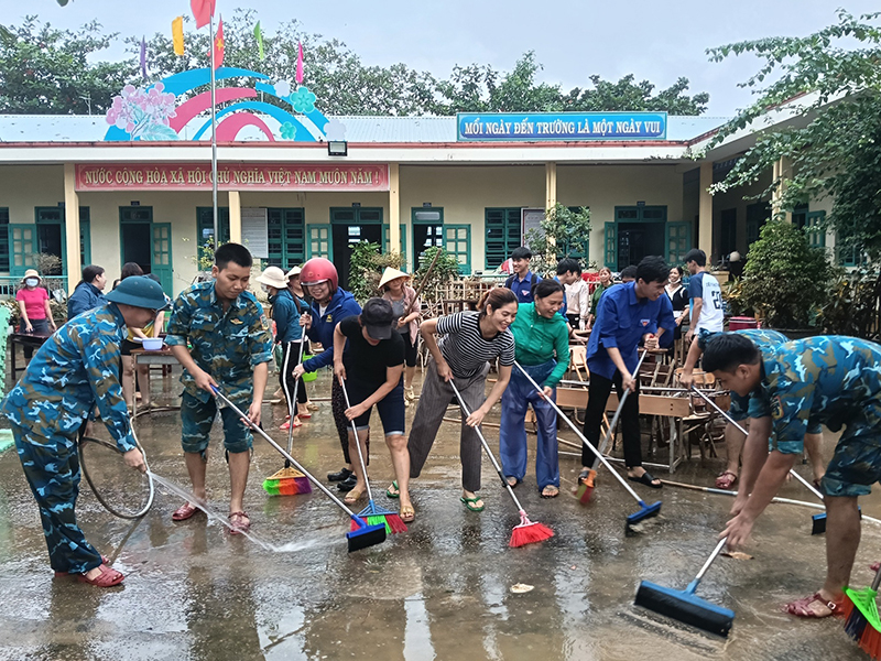 Trung đoàn 290 tổ chức nhiều hoạt động giúp nhân dân sau lũ