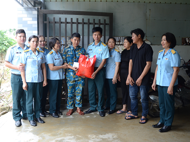 Trung đoàn 290 tổ chức nhiều hoạt động giúp nhân dân sau lũ