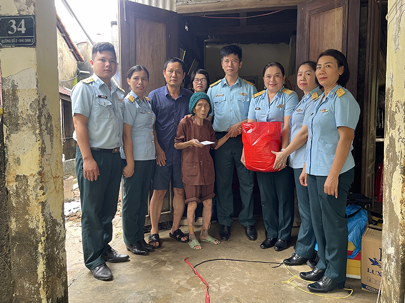 Trung đoàn 290 tổ chức nhiều hoạt động giúp nhân dân sau lũ