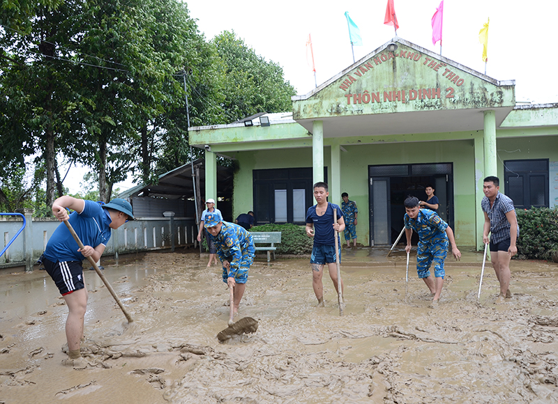 Trung đoàn 290 tổ chức nhiều hoạt động giúp nhân dân sau lũ