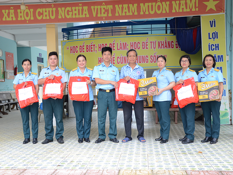 Trung đoàn 290 tổ chức nhiều hoạt động giúp nhân dân sau lũ