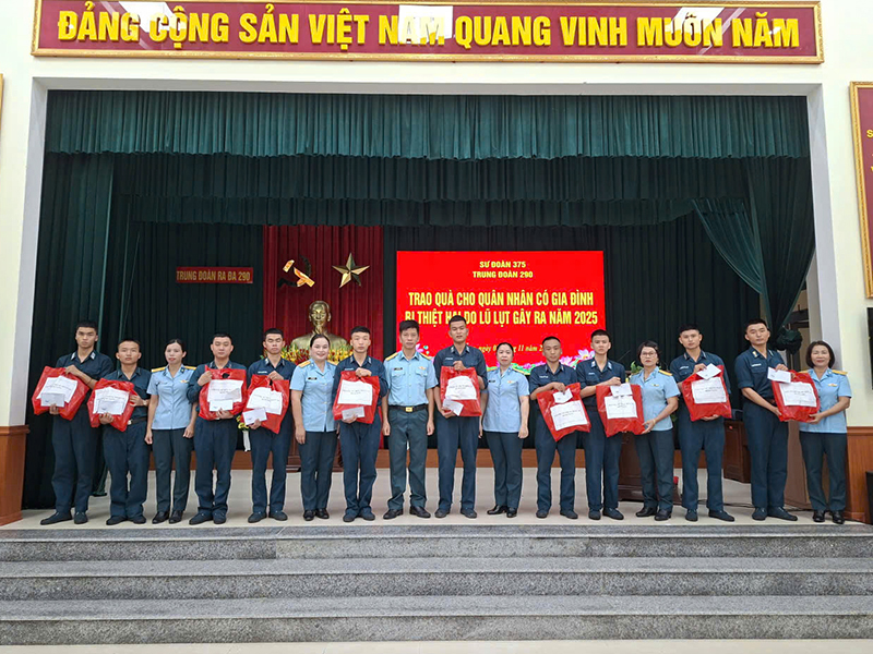 Trung đoàn 290 tổ chức nhiều hoạt động giúp nhân dân sau lũ