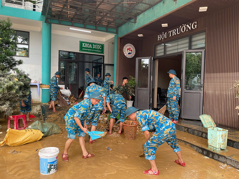 Trung đoàn 290 tổ chức nhiều hoạt động giúp nhân dân sau lũ