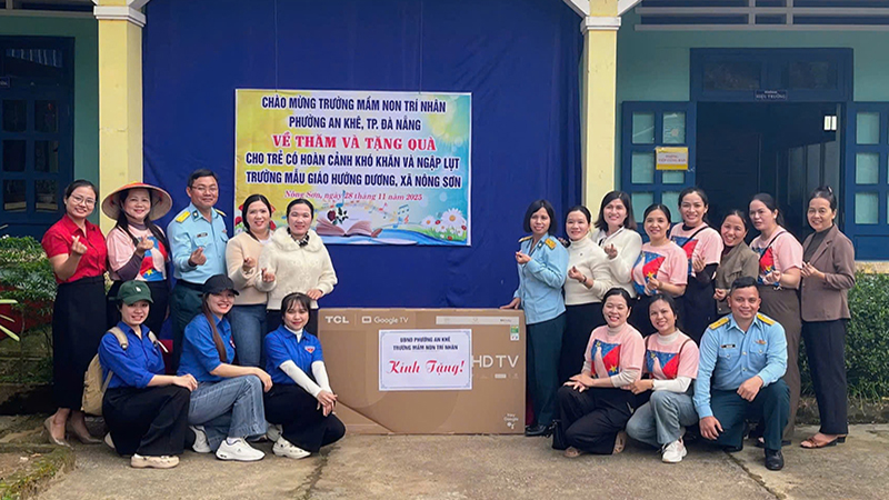 Trung đoàn 290 và Trường Mầm non Trí Nhân thăm và tặng quà tại các xã vùng cao thành phố Đà Nẵng