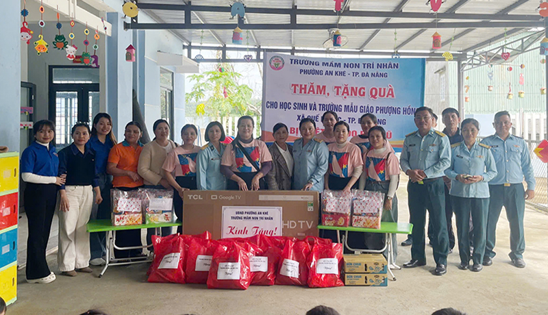 Trung đoàn 290 và Trường Mầm non Trí Nhân thăm và tặng quà tại các xã vùng cao thành phố Đà Nẵng