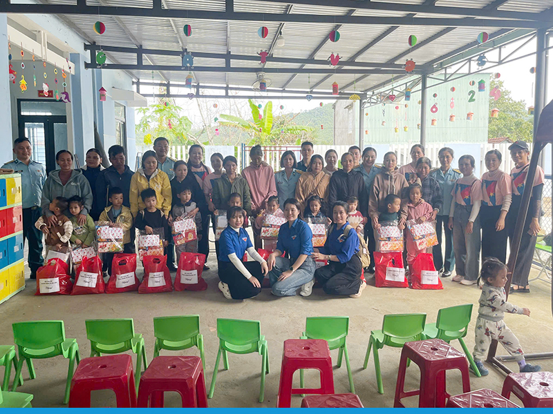 Trung đoàn 290 và Trường Mầm non Trí Nhân thăm và tặng quà tại các xã vùng cao thành phố Đà Nẵng