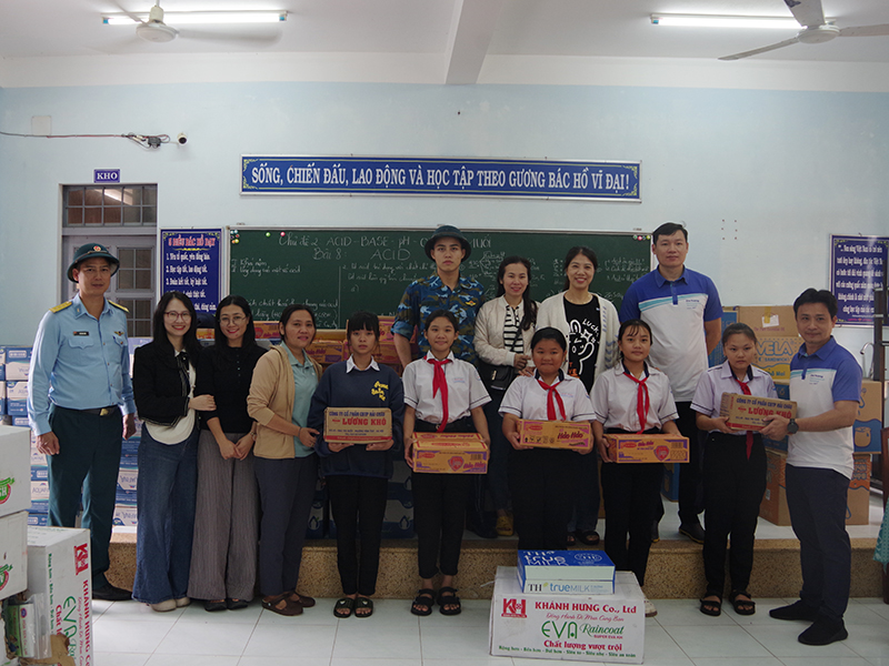 Sư đoàn Không quân 372 nỗ lực tiếp tế cho nhân dân vùng lũ