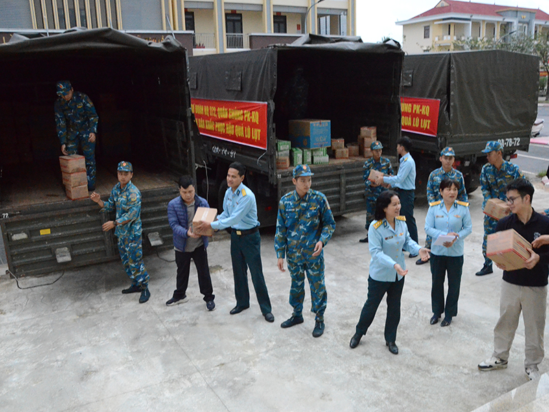 Sư đoàn Không quân 372 nỗ lực tiếp tế cho nhân dân vùng lũ