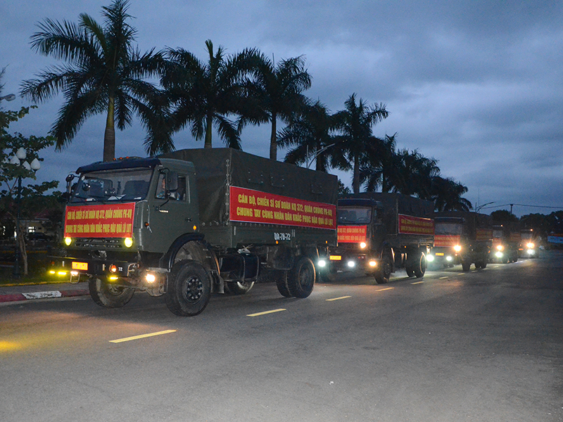 Sư đoàn Không quân 372 nỗ lực tiếp tế cho nhân dân vùng lũ