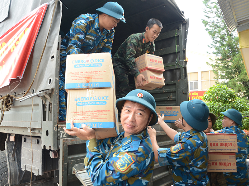 Sư đoàn Không quân 372 nỗ lực tiếp tế cho nhân dân vùng lũ