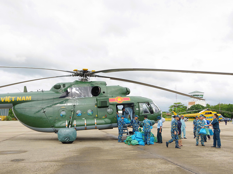 Trực thăng Trung đoàn 917, Sư đoàn 370 thả hàng cứu trợ người dân ngập lụt tỉnh Đắk Lắk