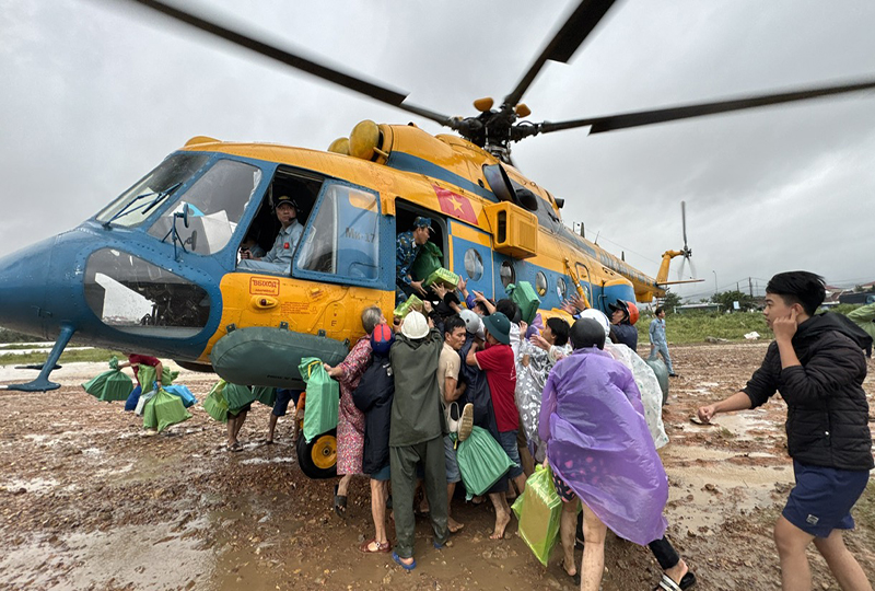 Trực thăng Trung đoàn 917, Sư đoàn 370 thả hàng cứu trợ người dân ngập lụt tỉnh Đắk Lắk