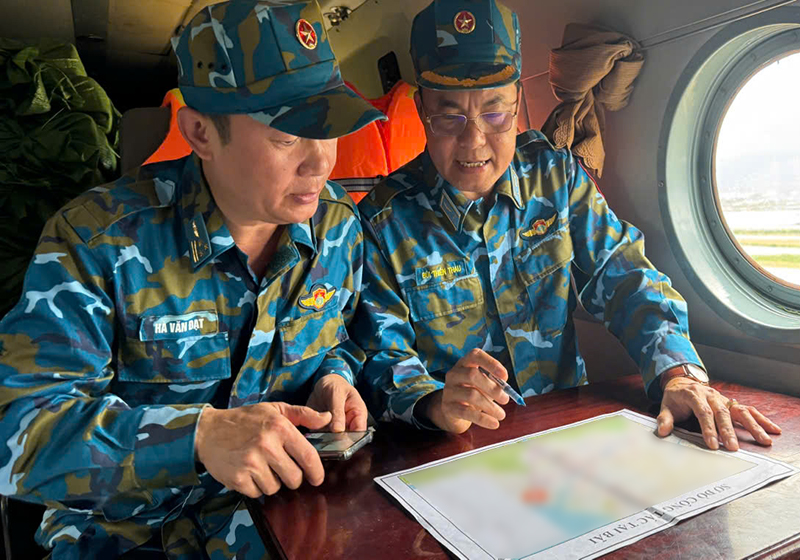 Trực thăng Trung đoàn 917, Sư đoàn 370 thả hàng cứu trợ người dân ngập lụt tỉnh Đắk Lắk