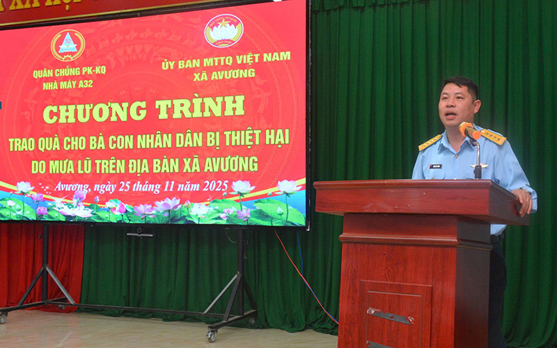 Nhà máy A32 thăm hỏi, tặng quà nhân dân xã A Vương, thành phố Đà Nẵng