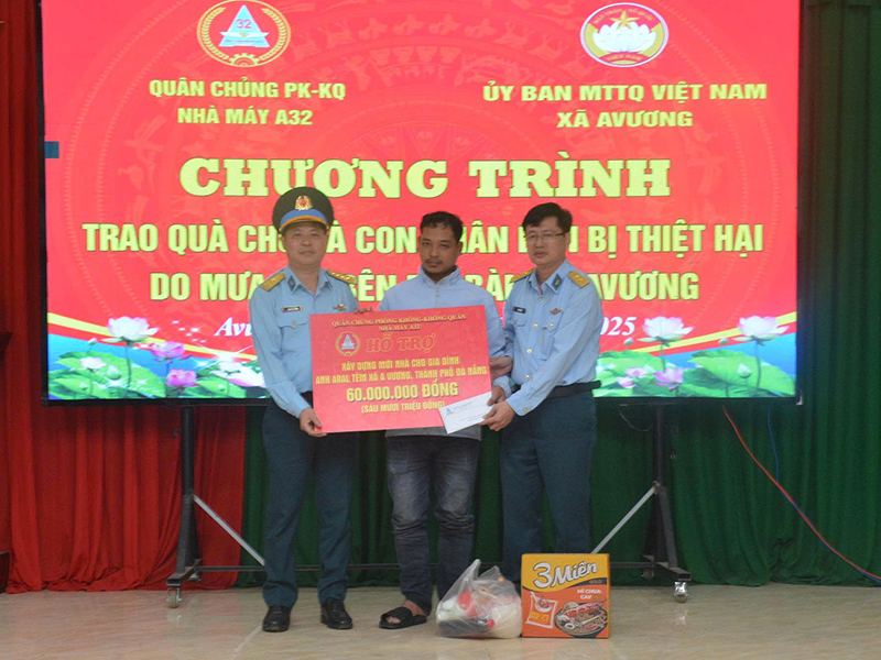 Nhà máy A32 thăm hỏi, tặng quà nhân dân xã A Vương, thành phố Đà Nẵng