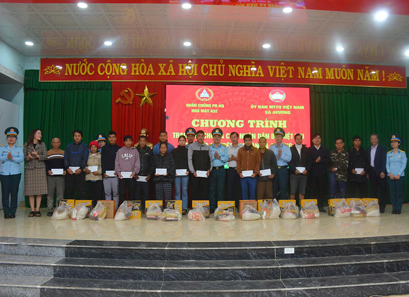 Nhà máy A32 thăm hỏi, tặng quà nhân dân xã A Vương, thành phố Đà Nẵng