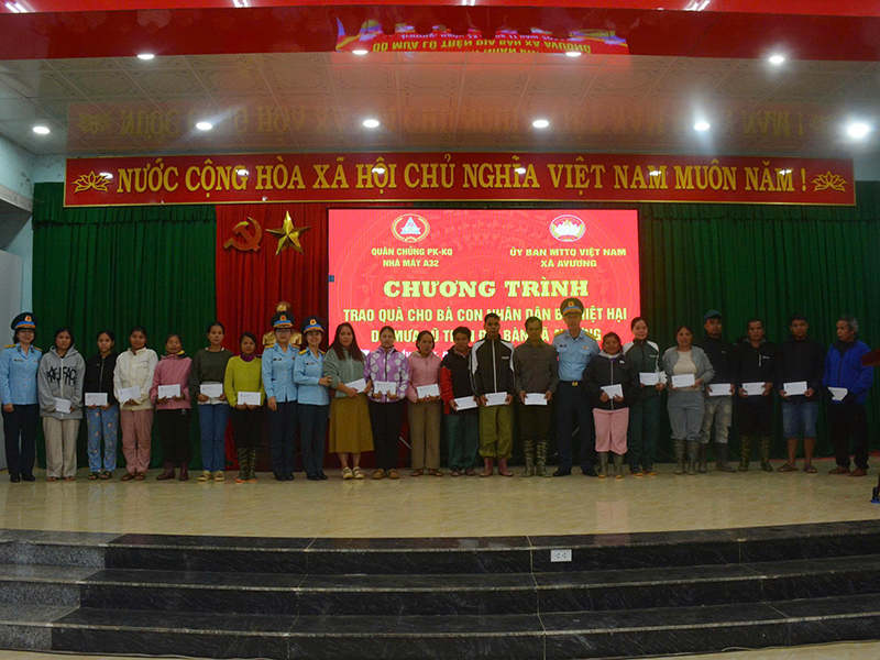 Nhà máy A32 thăm hỏi, tặng quà nhân dân xã A Vương, thành phố Đà Nẵng