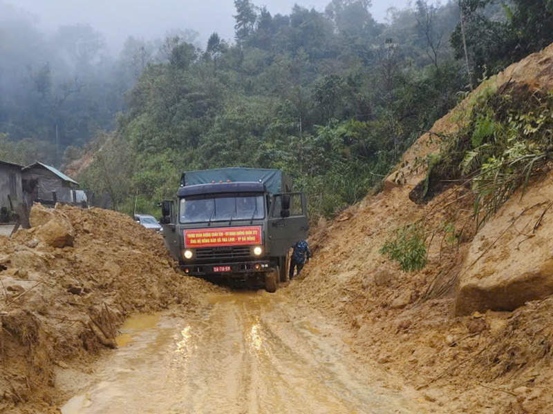 Trung đoàn 930 thăm hỏi, tặng quà nhân dân xã Trà Linh, thành phố Đà Nẵng