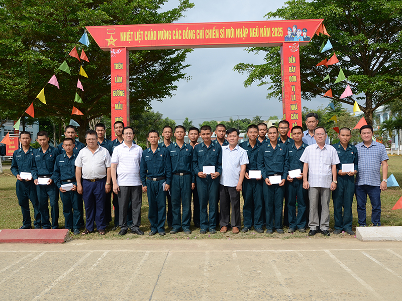 Đoàn công tác thành phố Thủ Đức thăm Tiểu đoàn Huấn luyện chiến sĩ mới, Sư đoàn 375