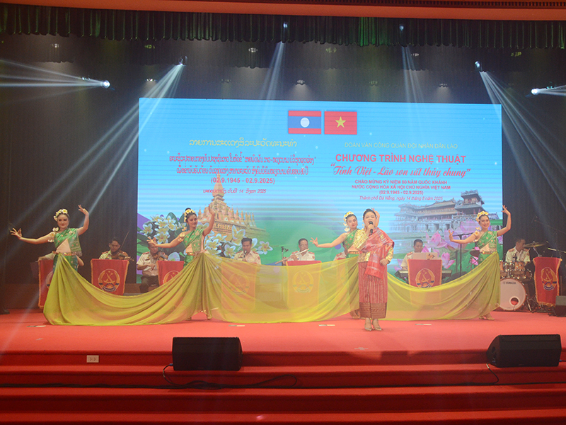 Đoàn Văn Công Quân đội nhân dân Lào giao lưu, biểu diễn nghệ thuật tại Sư đoàn 372