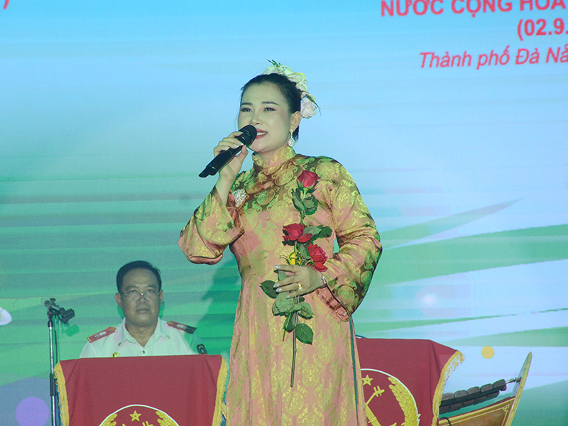 Đoàn Văn Công Quân đội nhân dân Lào giao lưu, biểu diễn nghệ thuật tại Sư đoàn 372