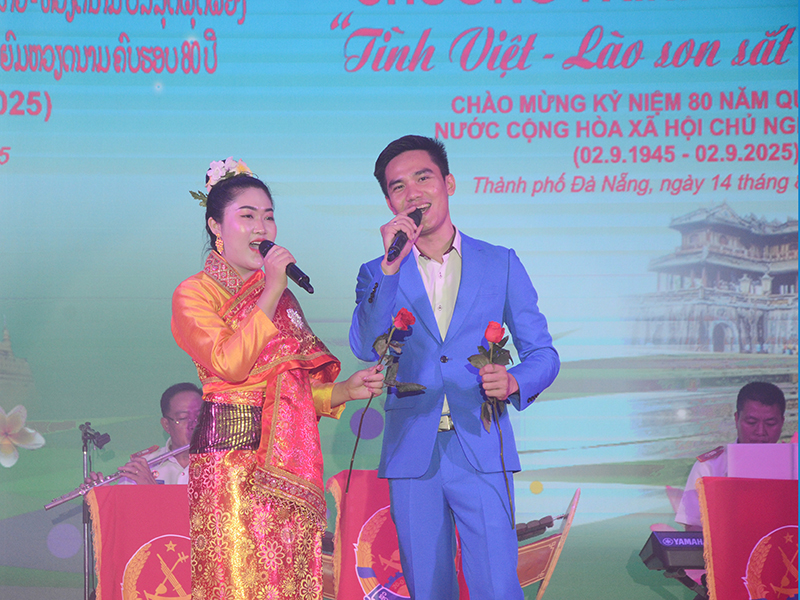 Đoàn Văn Công Quân đội nhân dân Lào giao lưu, biểu diễn nghệ thuật tại Sư đoàn 372