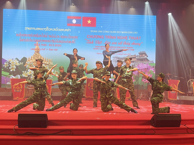 Đoàn Văn Công Quân đội nhân dân Lào giao lưu, biểu diễn nghệ thuật tại Sư đoàn 372