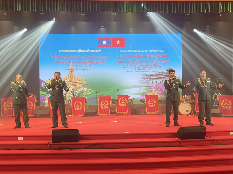 Đoàn Văn Công Quân đội nhân dân Lào giao lưu, biểu diễn nghệ thuật tại Sư đoàn 372