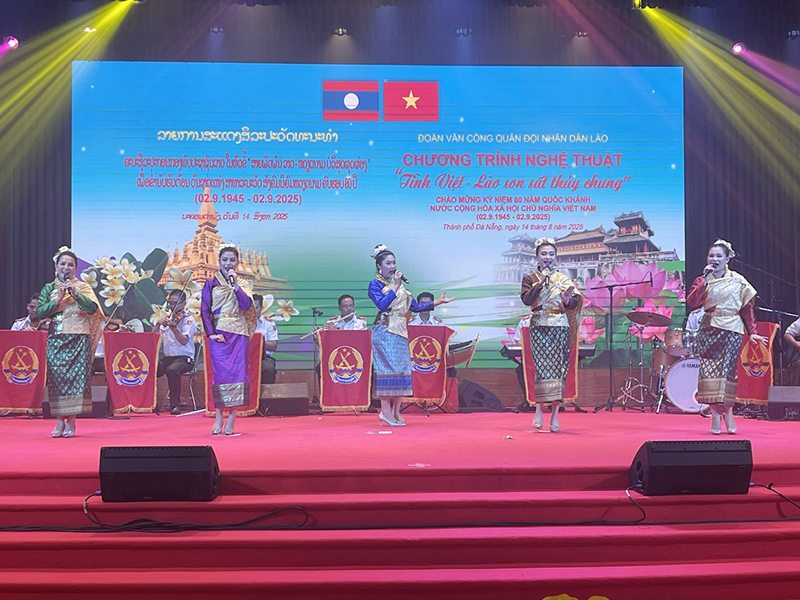 Đoàn Văn Công Quân đội nhân dân Lào giao lưu, biểu diễn nghệ thuật tại Sư đoàn 372