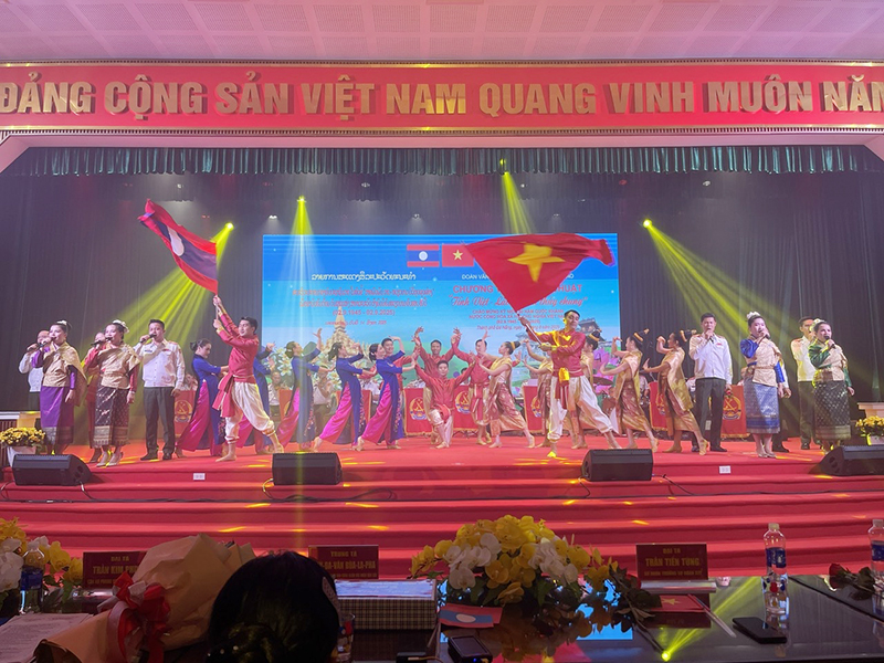 Đoàn Văn Công Quân đội nhân dân Lào giao lưu, biểu diễn nghệ thuật tại Sư đoàn 372