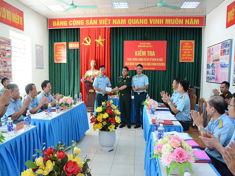 Bộ Quốc phòng kiểm tra công tác sẵn sàng chiến đấu tại Sư đoàn 375
