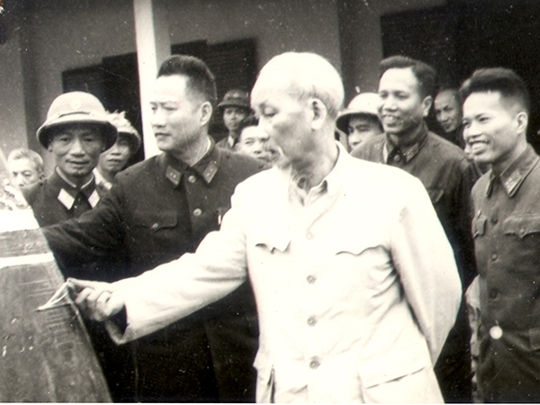Bác Hồ với Bộ đội Tên lửa phòng không