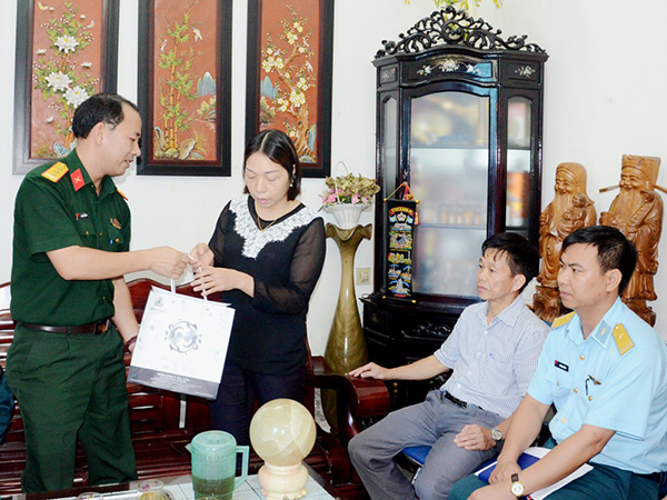 Trung ương Đoàn TNCS Hồ Chí Minh thăm hỏi, động viên thân nhân gia đình các đồng chí phi công, thành viên tổ bay Lữ đoàn 918 hy sinh trong khi làm nhiệm vụ