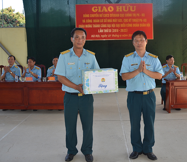 CĐCS Cơ quan Cục Chính trị giao lưu thể thao với CĐCS Nhà máy A31