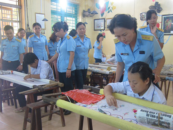 Hội Phụ nữ cơ quan Bộ Tham mưu Quân chủng PK-KQ thăm và tặng quà trẻ em Làng Hữu Nghị Việt Nam