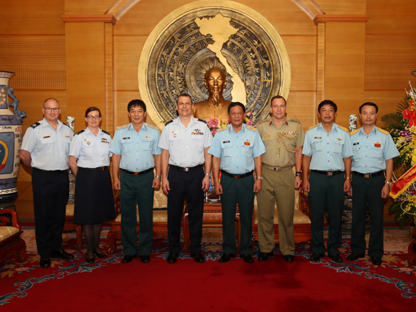 Đoàn chuyên gia Lực lượng Không quân Ô-xtrây-li-a và Đoàn Học viện Không quân In-đô-nê-xia thăm Quân chủng PK-KQ