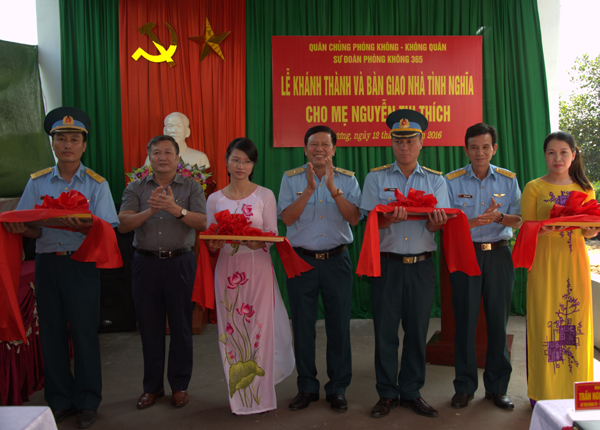 Sư đoàn Phòng không 365 bàn giao nhà tình nghĩa cho mẹ Nguyễn Thị Thích