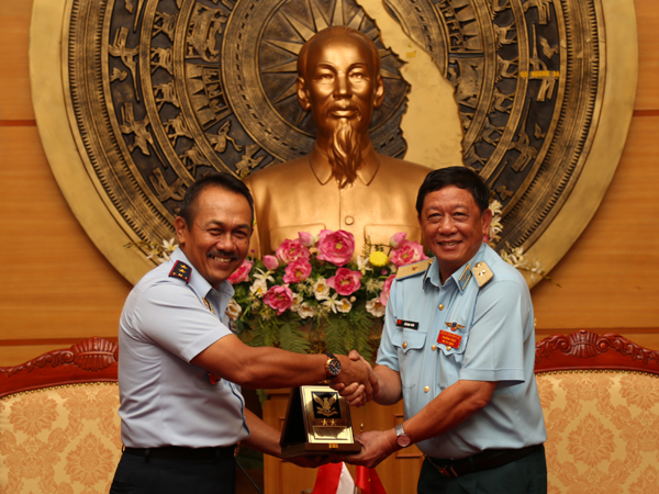 Đoàn chuyên gia Lực lượng Không quân Ô-xtrây-li-a và Đoàn Học viện Không quân In-đô-nê-xia thăm Quân chủng PK-KQ