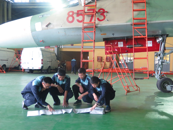 Đội ngũ kỹ thuật luôn sát cánh bên phi công