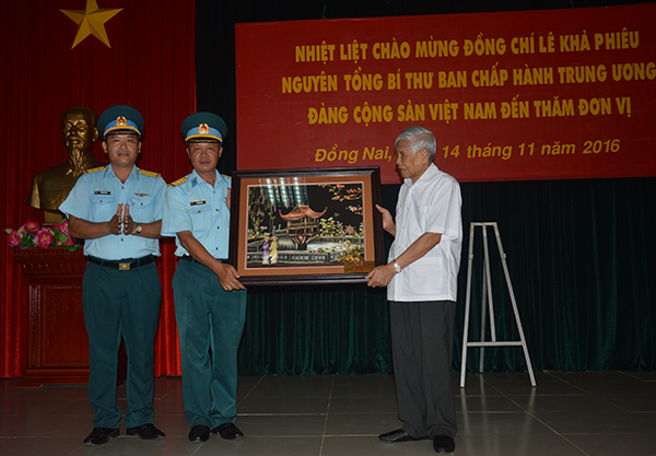 Nguyên Tổng Bí thư Lê Khả Phiêu thăm Trung đoàn 93