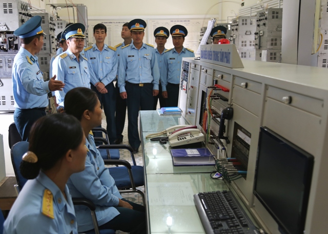 Tư lệnh Quân chủng kiểm tra Lữ đoàn 26 và Trung đoàn 240