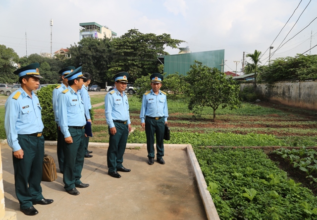 Tư lệnh Quân chủng kiểm tra Lữ đoàn 26 và Trung đoàn 240