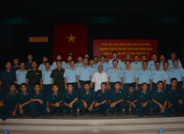 Nguyên Tổng Bí thư Lê Khả Phiêu thăm Trung đoàn 93